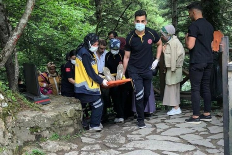 S&uuml;mela Manastırı yolunda d&uuml;şen taş kazaya neden oldu