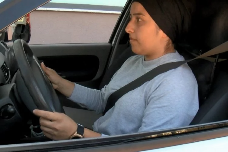 İstanbul'da anne ka&ccedil;an aracın peşine d&uuml;şt&uuml;, kızı o anları kayda aldı