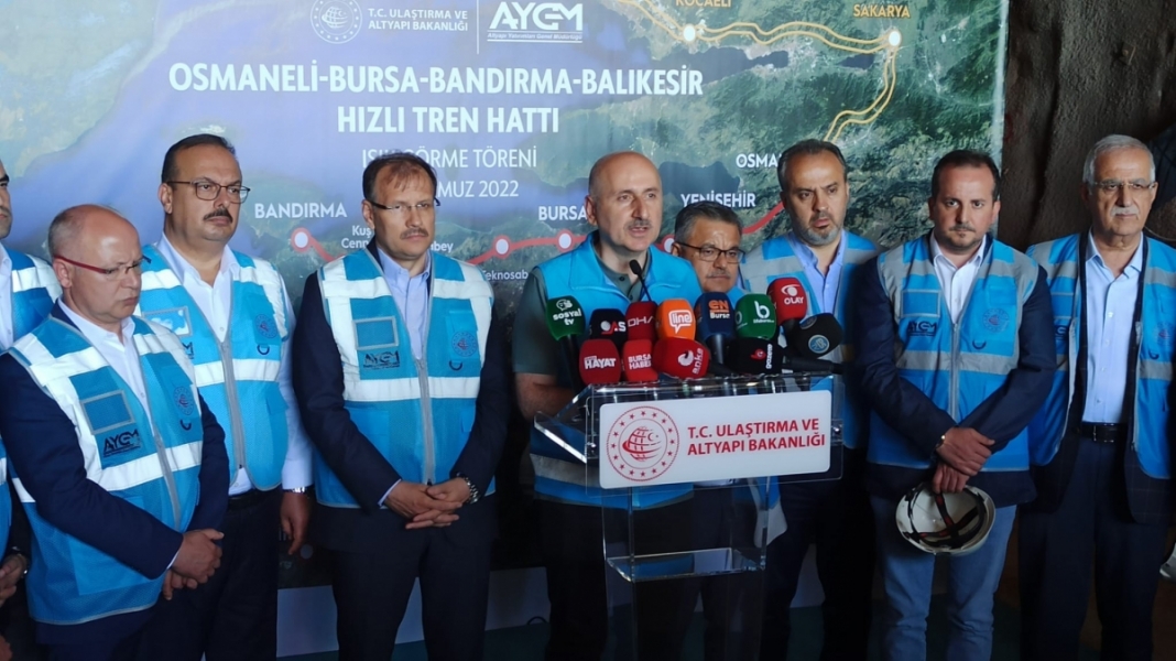 Ulaştırma ve Altyapı Bakanı Karaismailoğlu: Ankara-Bursa ve Bursa-İstanbul arası 2 saat 15 dakika olacak