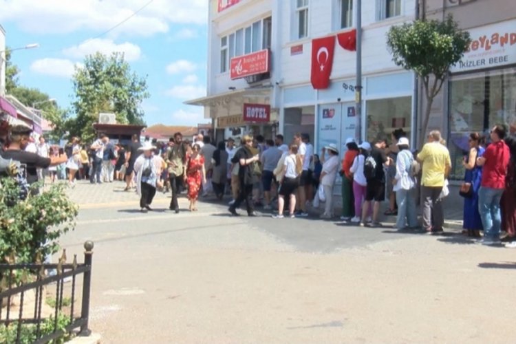 Sıcak havayı fırsat bilenler akın etti! B&uuml;y&uuml;kada'da yoğunluk