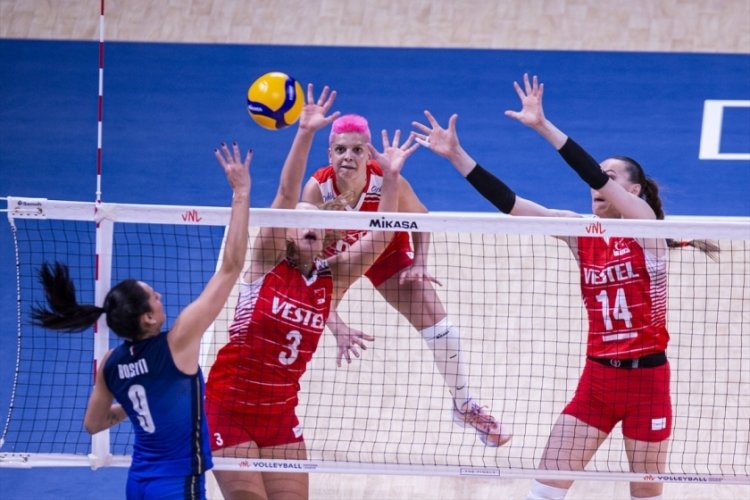 A Milli Kadın Voleybol Takımı, İtalya'ya 3-0 mağlup oldu