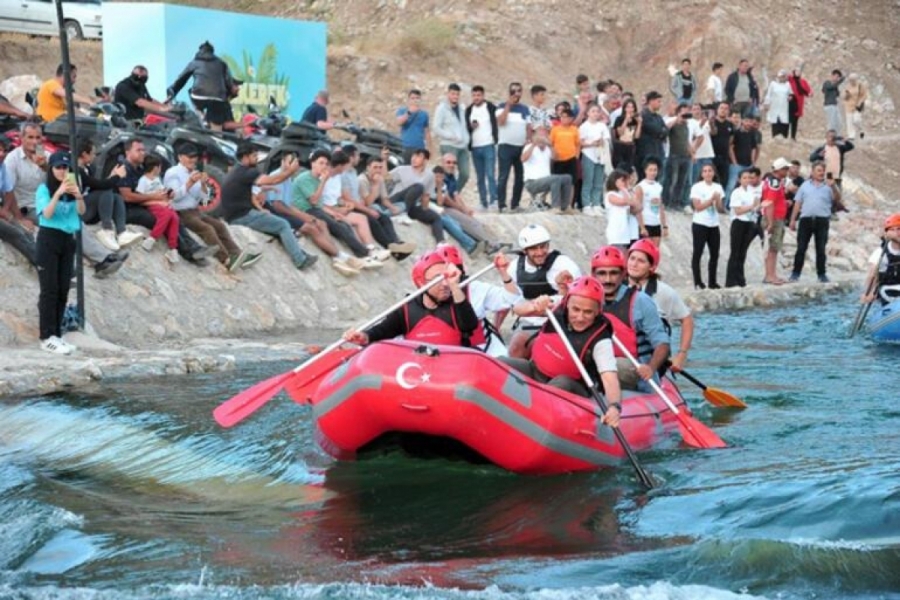 Fuat Oktay ve Bakan Kirişci Yozgat'ta rafting yaptı