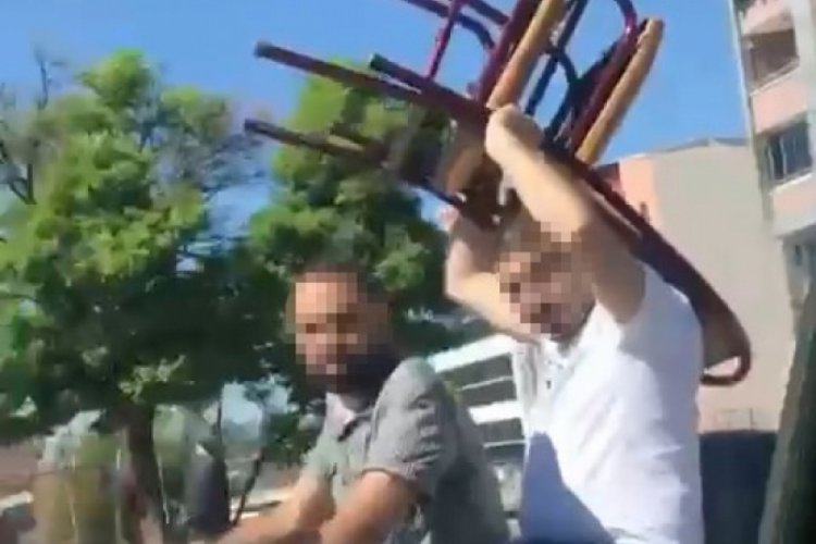 Bursa'da seyir halindeki motosiklette sandalye taşıdılar