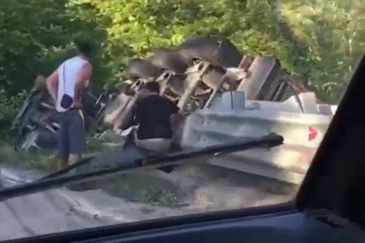 Karab&uuml;k'te kontrolden &ccedil;ıkan tır ağa&ccedil;lık alana devrildi: 1 yaralı