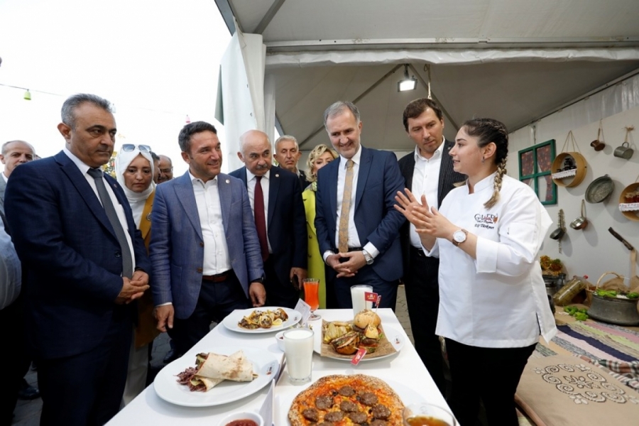 Bursa'da festival &ccedil;adırında el emeği &uuml;r&uuml;nler g&ouml;r&uuml;c&uuml;ye &ccedil;ıktı