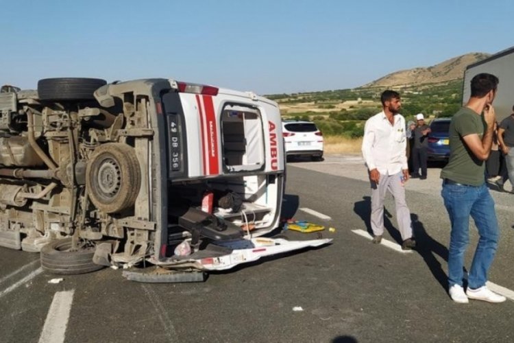 Elazığ'da otomobil ambulansa &ccedil;arptı