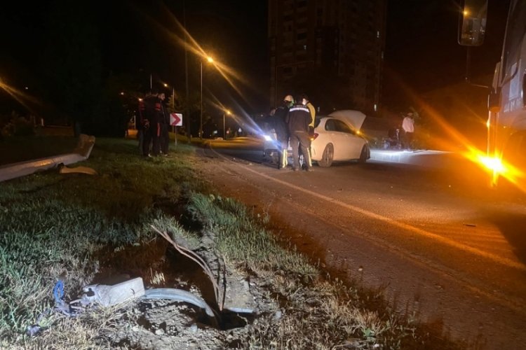 Kaza yapan s&uuml;r&uuml;c&uuml; aracını bırakıp ka&ccedil;tı