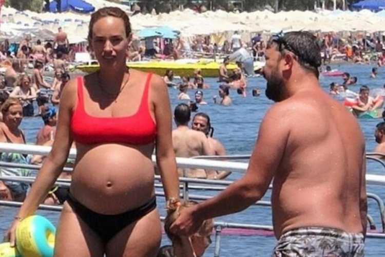 Seda Bakan ailesiyle halk plajında eğlendi