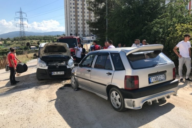 Bilecik'te 2 ara&ccedil; kafa kafaya &ccedil;arpıştı