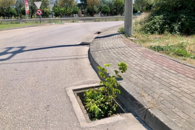 Bursa'da o yoldan ge&ccedil;erken dikkat! R&ouml;gar tehlike sa&ccedil;ıyor (&Ouml;ZEL HABER)