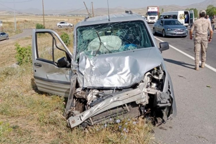 Ağrı'da trafik kazası: 12 kişi yaralandı