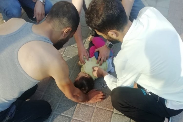 Bursa'da 5'inci kat balkonundan d&uuml;şen 9 aylık bebek, ağır yaralandı