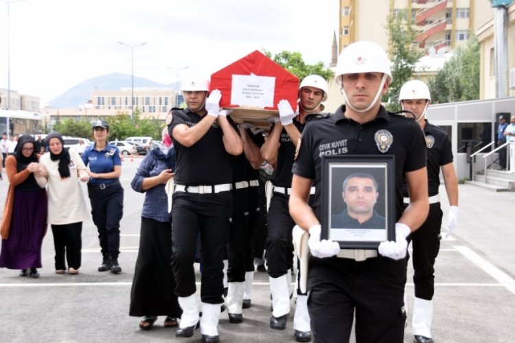 Kalp krizinden hayatını kaybeden polis i&ccedil;in t&ouml;ren