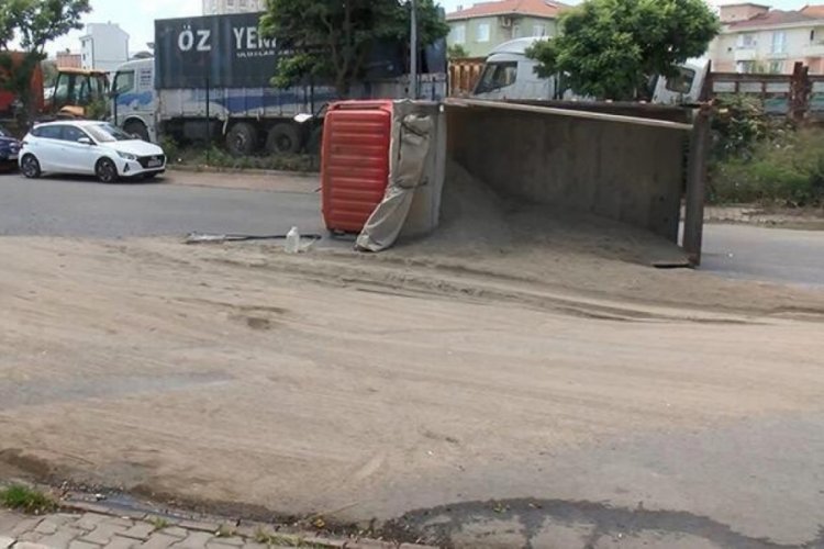 İstanbul Sancaktepe'de kum y&uuml;kl&uuml; kamyon devrildi