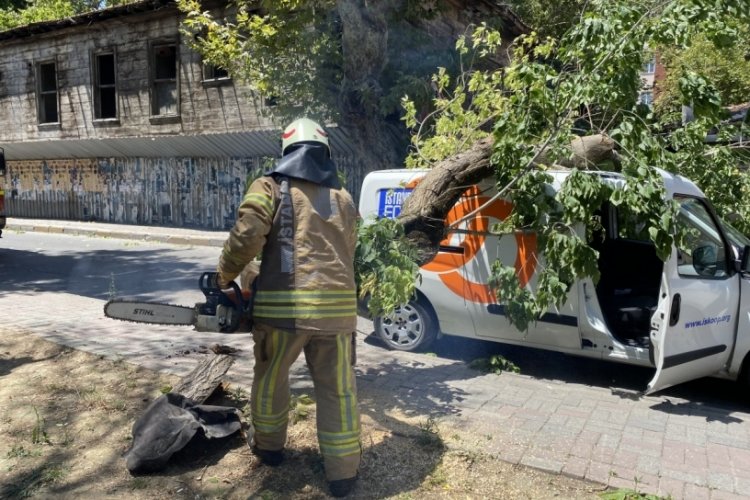 İstanbul Kadık&ouml;y'de ağa&ccedil; seyir halindeki aracın &uuml;zerine devrildi