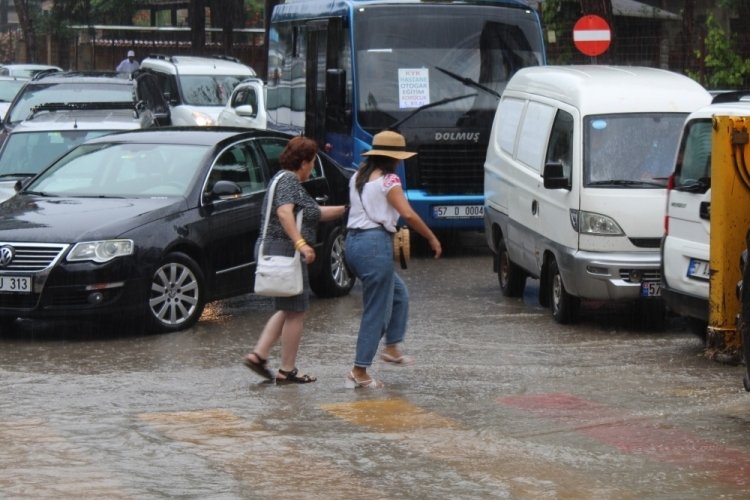 Sinop'ta aniden bastıran yağmura vatandaşlar hazırlıksız yakalandı