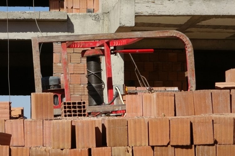 Adıyaman'da y&uuml;k asans&ouml;r&uuml;n&uuml;n &ccedil;arptığı iş&ccedil;i yaralandı