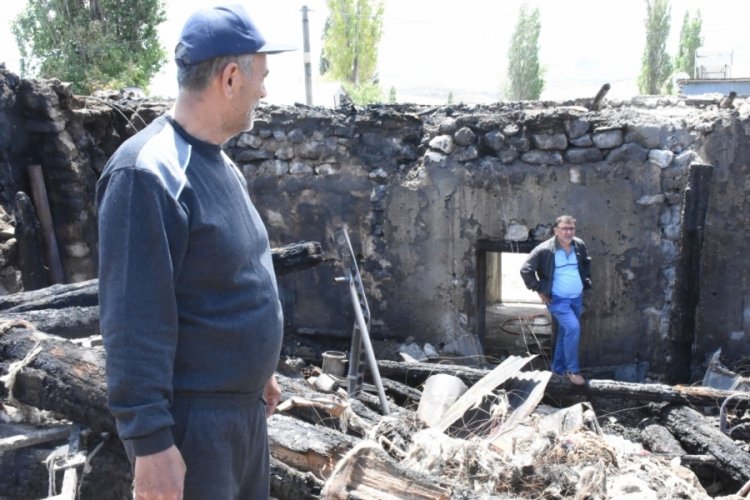 K&ouml;yde ev ve ahırların k&uuml;le d&ouml;nd&uuml;ğ&uuml; yangında elektrik tesisatı ş&uuml;phesi