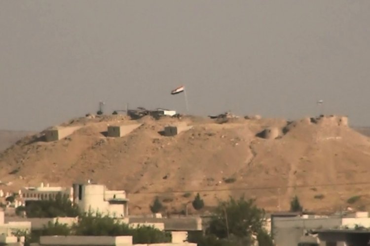PKK/YPG'li ter&ouml;ristler Ayn El Arap'a rejim bayrağı asarak kamufle olmaya &ccedil;alıştı