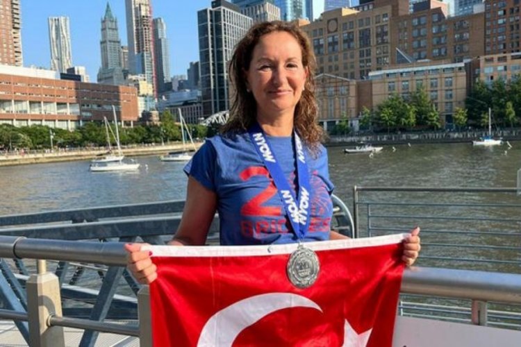 T&uuml;rk y&uuml;z&uuml;c&uuml; Ayşe Bagana, New York'ta 46 kilometrelik parkuru 9 saatte y&uuml;zd&uuml;