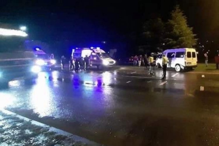 Minib&uuml;s, aydınlatma direğine &ccedil;arptı: &Ouml;l&uuml; ve yaralılar var