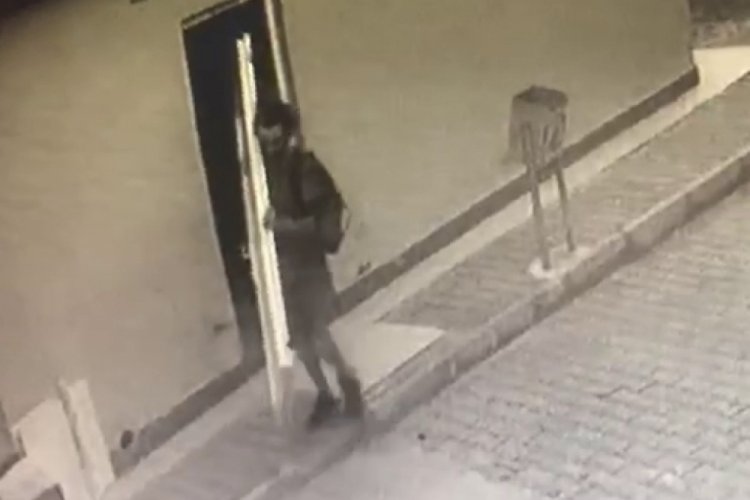 Antalya'da s&ouml;kt&uuml;ğ&uuml; caminin tuvalet kapılarını omzuna alıp g&ouml;t&uuml;rd&uuml;