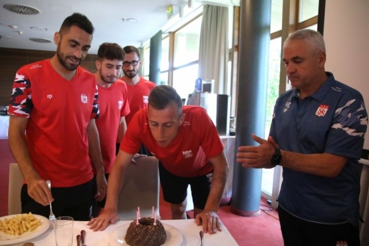 Sivasspor'da Hakan Arslan'a doğum g&uuml;n&uuml; s&uuml;rprizi