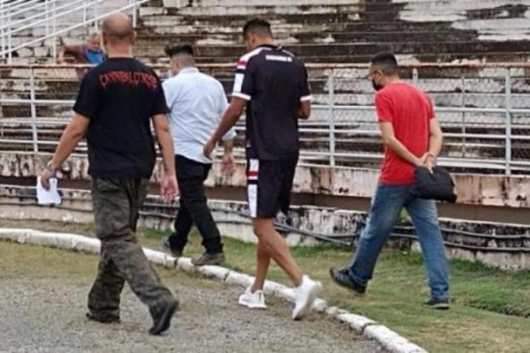 Brezilyalı futbolcu ma&ccedil;a &ccedil;ıkarken tutuklandı