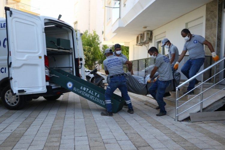 Ev sahibi koku &uuml;zerine ekiplere haber verdi: Evinde &ouml;l&uuml; bulundu