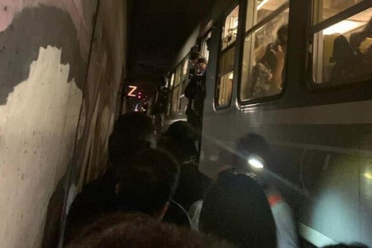 Paris'te halk tren t&uuml;nellerinde mahsur kaldı