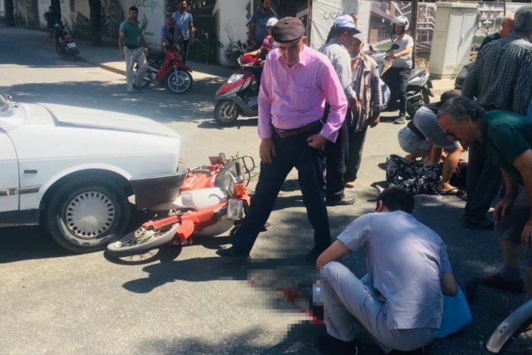 Manisa'da otomobil motosikletle &ccedil;arpıştı: 3 yaralı var