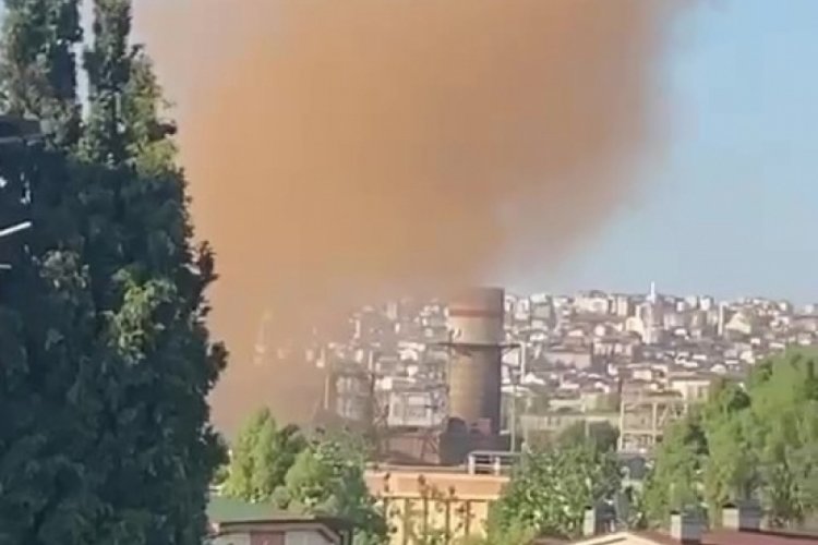 Fabrikanın bacasından &ccedil;ıkan duman vatandaşları isyan ettirdi