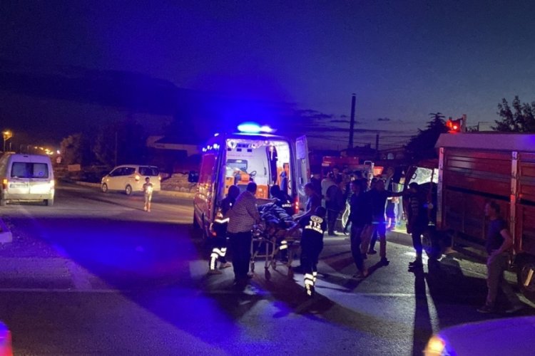 İki kamyon kavşakta &ccedil;arpıştı
