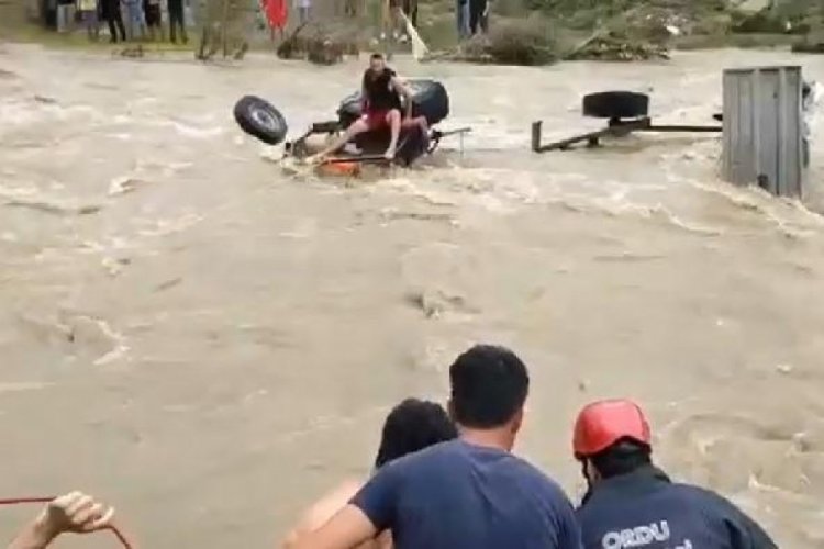 Ordu'da trakt&ouml;r&uuml;n lastiklerini yıkamak isteyen s&uuml;r&uuml;c&uuml; sele kapıldı