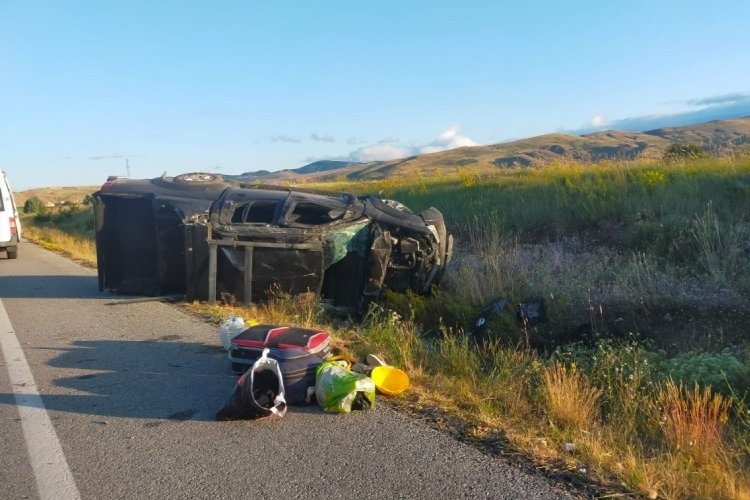 Sivas'ta kaza: Pikap takla attı