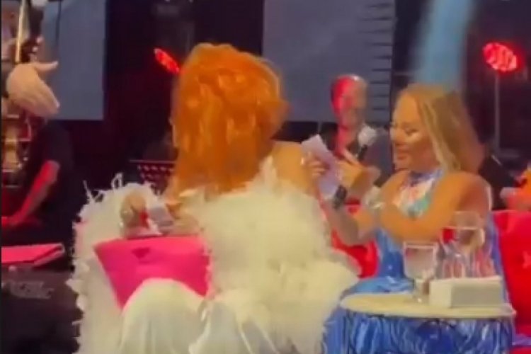 B&uuml;lent Ersoy, Safiye Soyman'a sahnede para verdi