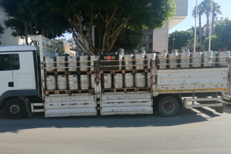 Antalya'da kamyon dolusu sahte i&ccedil;ki ele ge&ccedil;irildi
