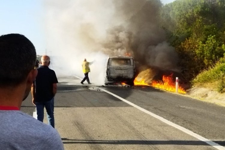 İstanbul Silivri'de hareket halindeki ara&ccedil; alev aldı