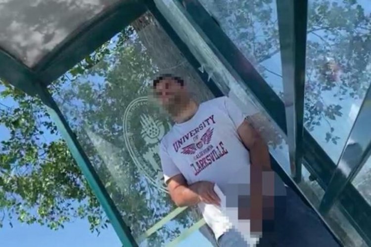 İhra&ccedil; edilen eski polis, durakta bekleyen kadına cinsel organını g&ouml;sterdi