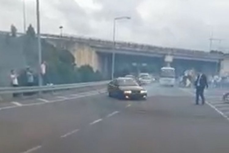 2 s&uuml;r&uuml;c&uuml;  trafiği durdurarak otomobilleriyle drift attı
