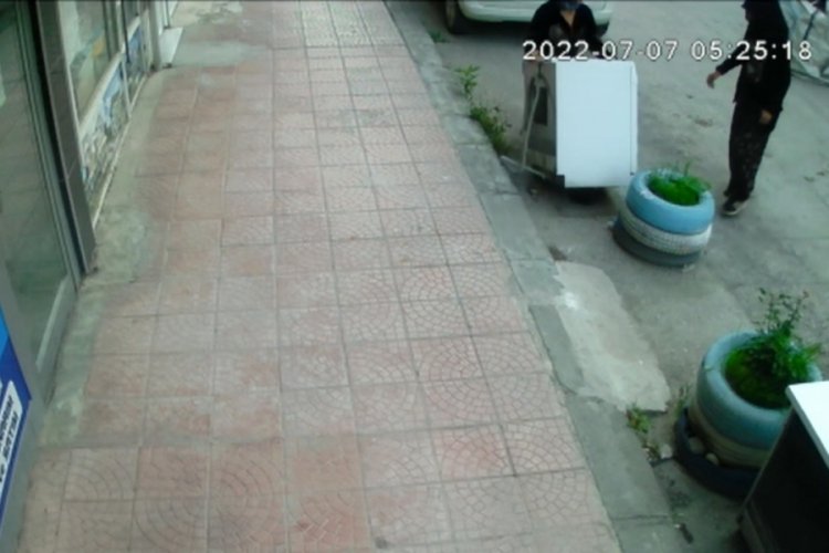 Tokat'ta kadınların &ccedil;ek&ccedil;ekle &ccedil;amaşır makinesi hırsızlığı kamerada