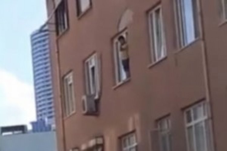 Pencereye &ccedil;ıkan &ccedil;ocuk y&uuml;rekleri ağza getirdi