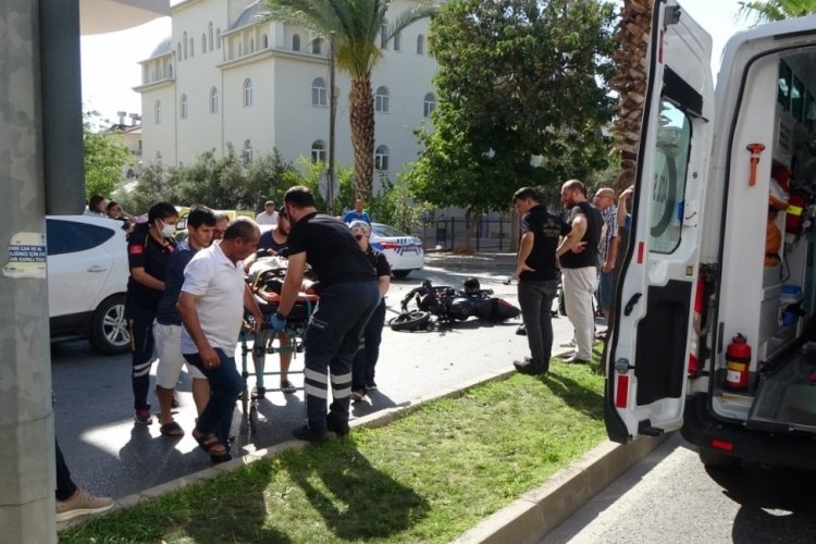 Motosiklet s&uuml;r&uuml;c&uuml;s&uuml; kask sayesinde hayata tutundu