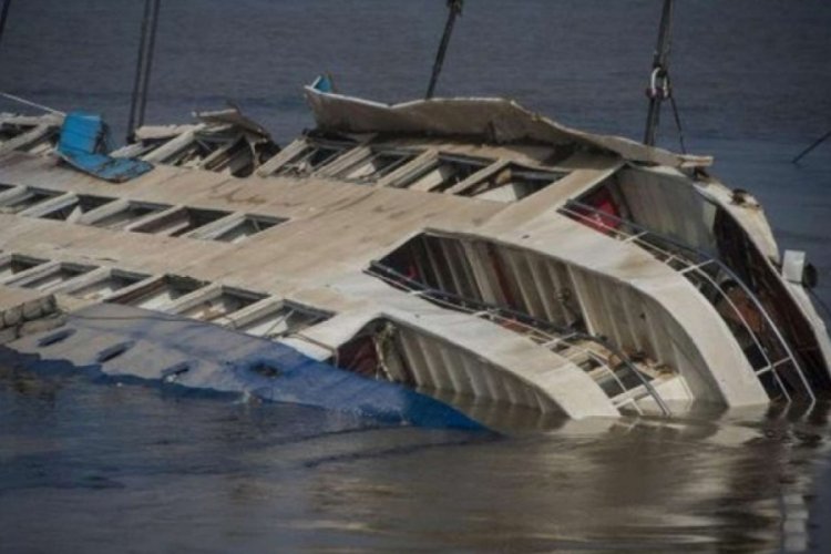 Endonezya'da yolcu gemisi battı: 13 kayıp