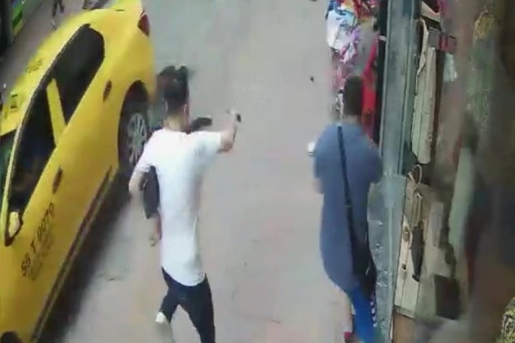 Kaza anında u&ccedil;an par&ccedil;a kaldırıma savruldu: Yayanın refleksi hayatını kurtardı