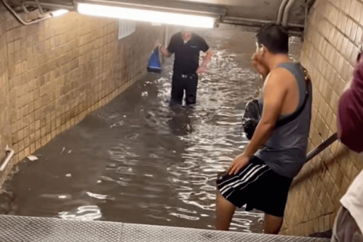 New York'ta metro istasyonlarını yine su bastı