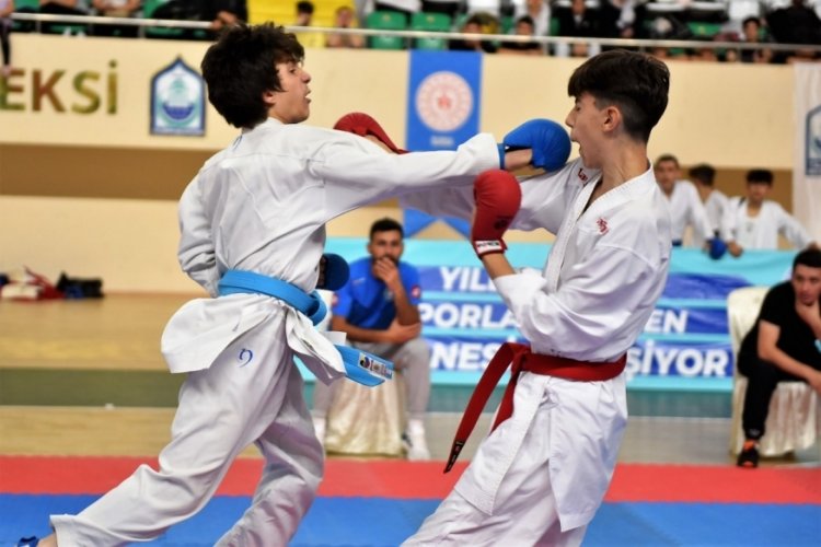 Bursa Yıldırım'da '15 Temmuz' &ouml;zel karate il şampiyonası