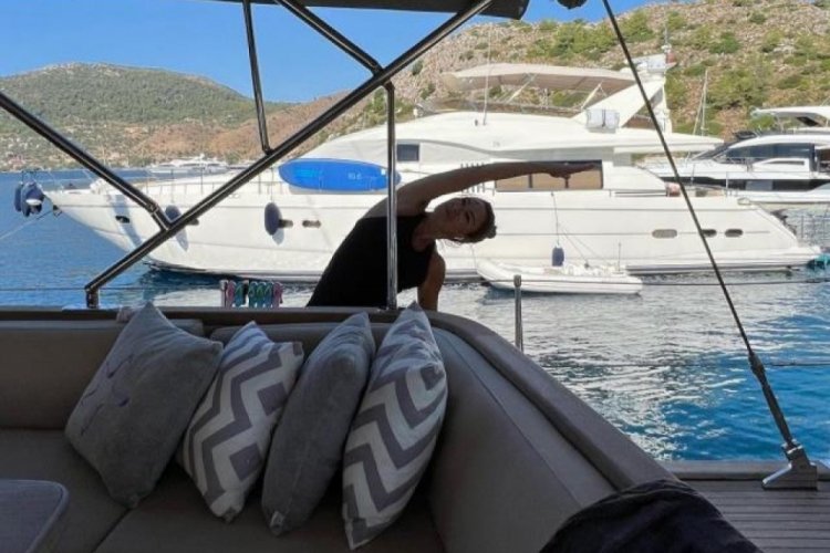 Pınar Altuğ, teknede amuda kalkarak poz verdi