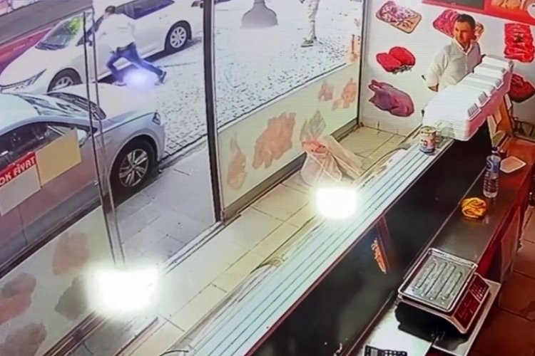 Yolda y&uuml;r&uuml;yen kadın k&ouml;r kurşunun hedefi oldu