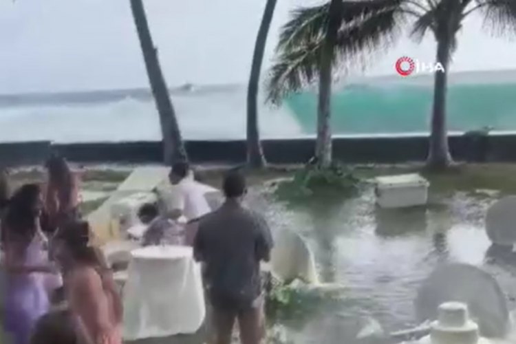 Hawaii'de dev dalgalar d&uuml;ğ&uuml;n&uuml; ve 3 katlı evi yıktı ge&ccedil;ti